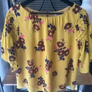 Madewell Women’s pleated cascade  blouse in yellow retro bouquet. Size medium